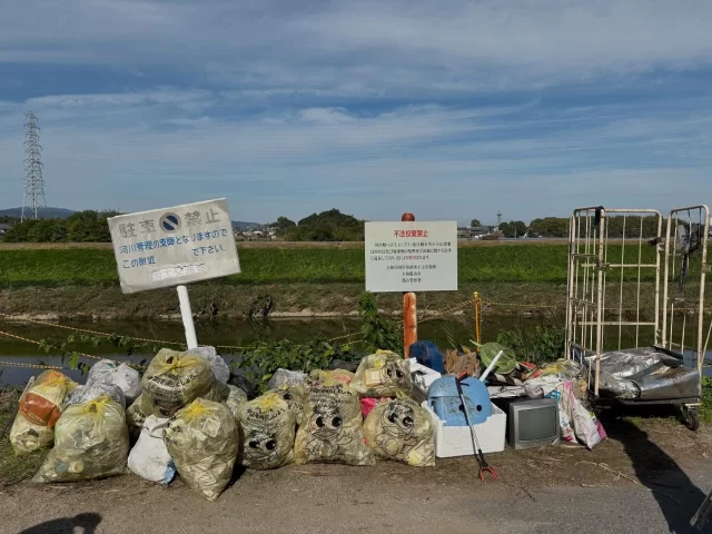 佐保川ゴミ拾い🧤
7名2時間で凄まじい量拾えました。  何度か参加させてもらっている
大和川水系ムーブメントさんの集まりです！  代表の方が量り売り販売「Almonde あるもんで」 
@almondenara をされてます🥜👏
(字面はおしゃれかつ、関西弁のあるもんで(やっていこ)というめっちゃよいネーミング)
毎月開催のゴミ拾いに参加希望の方は
アルモンデさんまでDMを✉️  秋晴れとありとあらゆるゴミ。  不法投棄の処分にかなりの税金が使われてるので
防犯カメラつけれないのかなとおもう。  #佐保川
#大和郡山市
#ゴミ拾い
#不法投棄